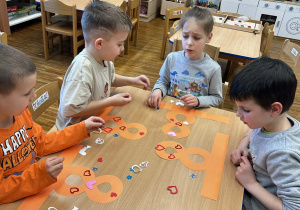 Chłopcy przygotowują laurki