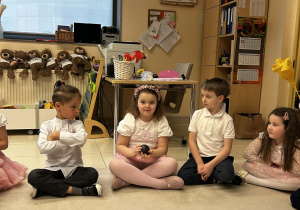 Dziewczynka trzyma "tykającą bombę"