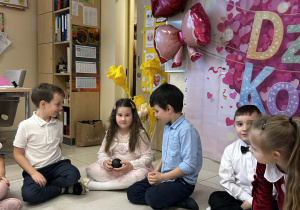 Dziewczynka trzyma "tykającą bombę"