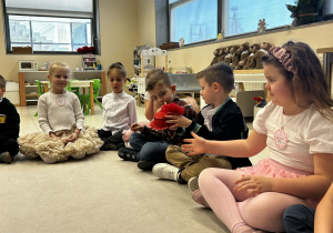 Dzieci podają sobie kapelusz