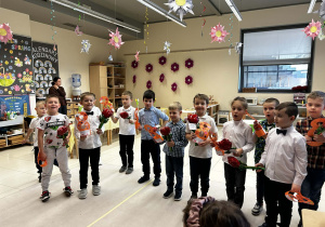 Chłopcy wręczają upominki koleżankom