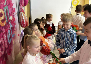 Chłopcy wręczają upominki koleżankom