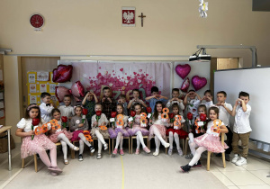 Grupowe zdjęcia na tle dekoracji