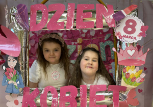 Dziewczynki pozują w fotoramce