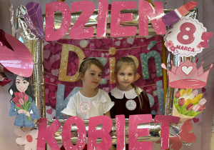 Dziewczynki pozują w fotoramce