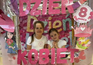 Dziewczynki pozują w fotoramce