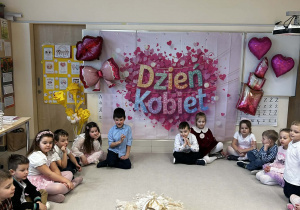 Dziewczynka wykonuje szpagat