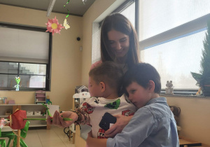 Chłopcy wręczją upominek Pani Ani