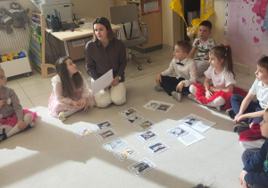 Dzieci siedzą na dywanie