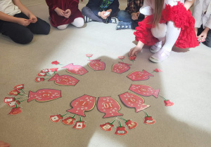 Dziewczyna ukłąda matematyczne kwiaty