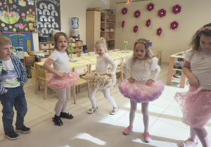 Dziewczynki tańczą w pięknych spódniczkach