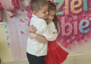 Maksio przytuka Julię