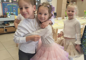 Tymek przytula Bianeczkę