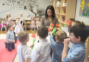 Chłopcy wręczją upominek Pani Monice