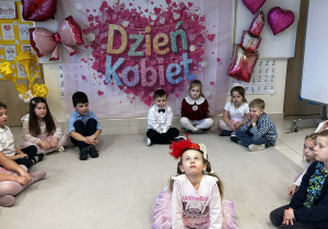 Dziewczynka wykonuje pozę