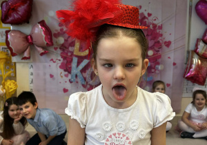 Wiktoria wykonuje zadanie - robi śmieszną minę