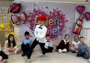 Chłopiec tańczy w kapeluszu