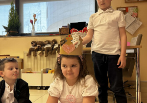 Paweł zakłada Ali koronę