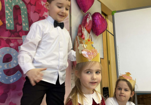 Kuba zakłada Alicji koronę