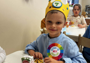 Borysek z urodzinową babeczką