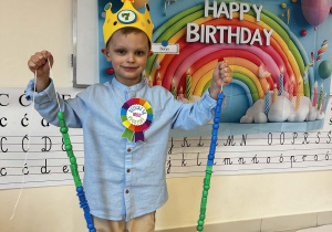 Chłopiec pozuje z liną życia