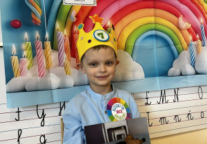 Chłopiec pokazuje fotografię