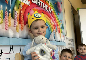 Chłopiec pokazuje swoją przytulankę