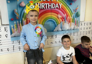 Chłopiec pokazuje swoją małe spodnie