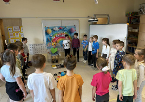 Dzieci śpiewają sto lat