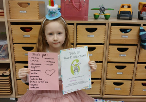 Dziewczynka z dyplomem