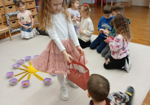 Dziewczynka częstuje słodyczami