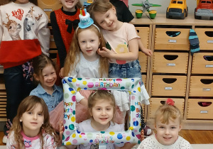 Pamiątkowe zdjęcie z dziewczynkami