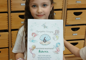 Dziewczynka z dyplomem