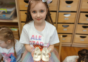 Dziewczynka prezentuje buciki