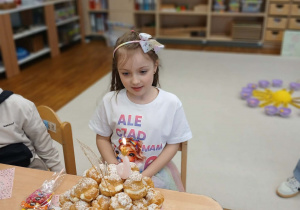 Dziewczynka dmucha świeczkę