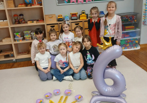 Pamiątkowe zdjęcia z dziewczynkami