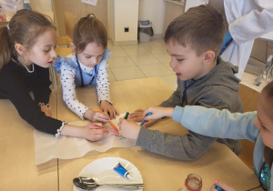 dzieci kolorują mazakami kawałek ręcznika papierowego