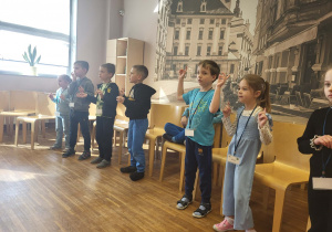 dzieci stoją w półkolu śpiewając i pokazując piosenkę w j.angielskim