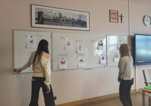 uczenice liceum przyczepiają obrazki do podpisów w j.angielskim