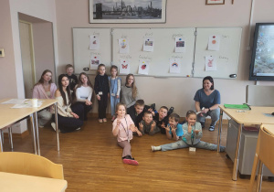 dzieci pozują do wsólengo zdjęcia z uczenicami liceum po zajęciach języka angielskiego