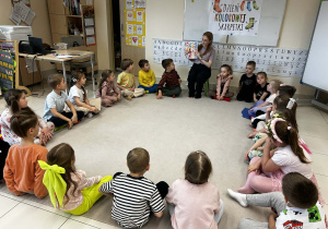 Pani czyta dzieciom bajkę