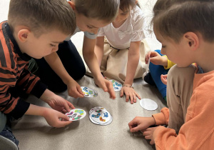 Dzieci grają w skarpetkowe double