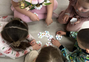 Dzieci grają w grę na dywanie