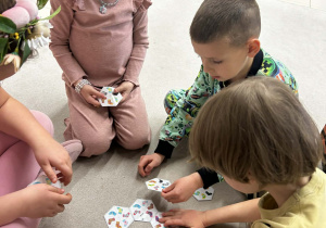 Dzieci grają w grę na dywanie