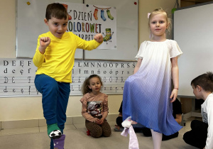 Chłopiec i dziewczynka podnoszą skarpetki za pomocą palców u stóp