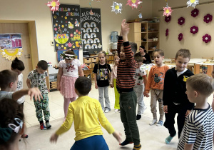 Dzieci tańczą w rytm muzyki o kolorowych skarpetkach