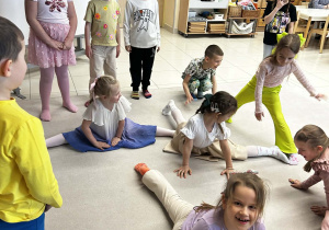 Na przerwę z muzyce dziewczynki wykonują zadanie