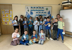 Grupowe zdjęcie sześciolatków w pracą plastyczną "Kropelka wody"