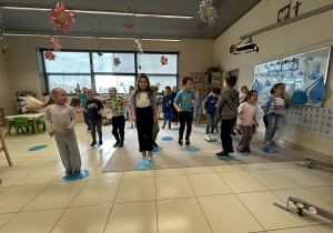 Dzieci skaczą w rytm muzyki