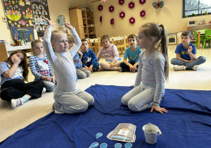 Wiktoria liczy pace pokazywane przez dziewczynkę i dopasuje odpowiednia cyfrę na wiaderku i ilość kropelek